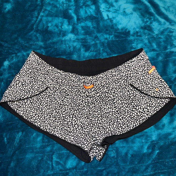 LIKE NEW LULULEMON Lululemon Surf Short II Black / Miss Mosaic Black - Picture 9 of 13